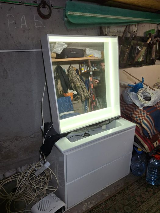 Зеркало с тумбой