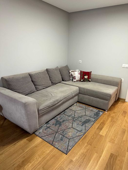 Продавам разтегателна холова гарнитура в много добро състояние