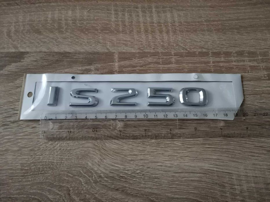 сребрист надпис Lexus IS 250