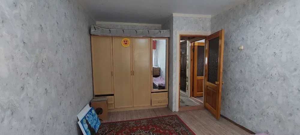 Центральный аптека томондан 2 каватдан 2 хонали квартира сотилади