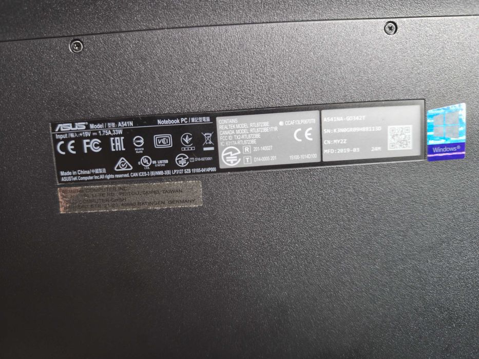 Laptop ASUS de vânzare, cu Windows 10 instalat.