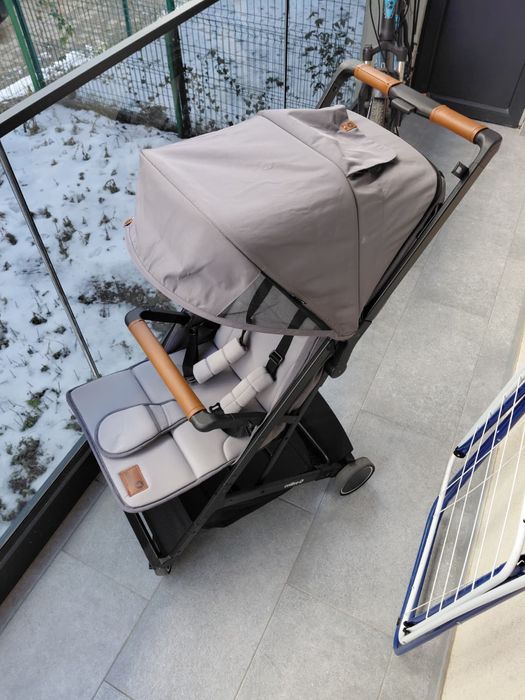 Cărucior sport bine întreținut