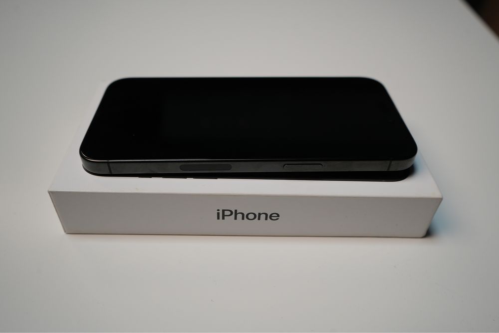 Apple iPhone 15 Pro Max, 256 GB, 5G, titan negru in stare excelenta