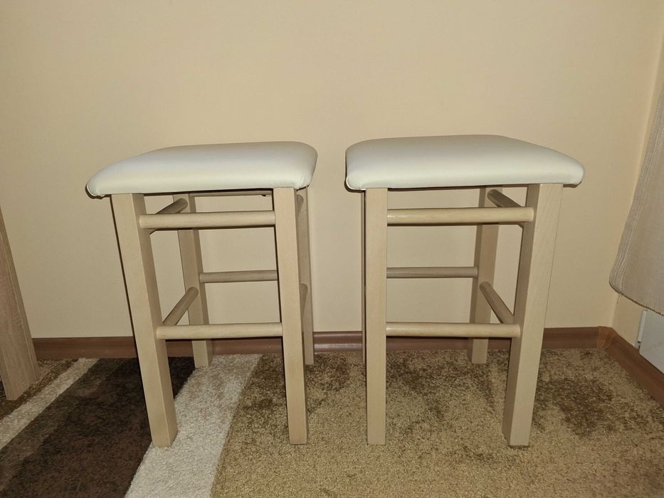 Маса и табуретки