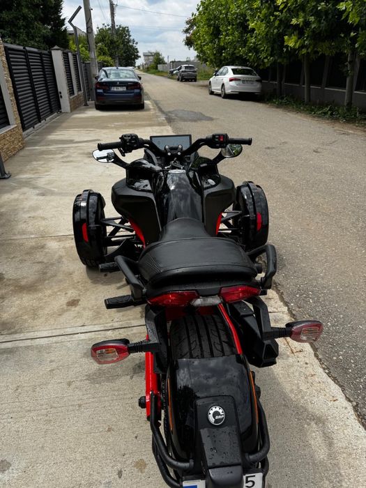 Vând Can-Am Spyder