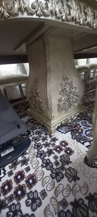 Продается стол и стулья комплект на 14 персон