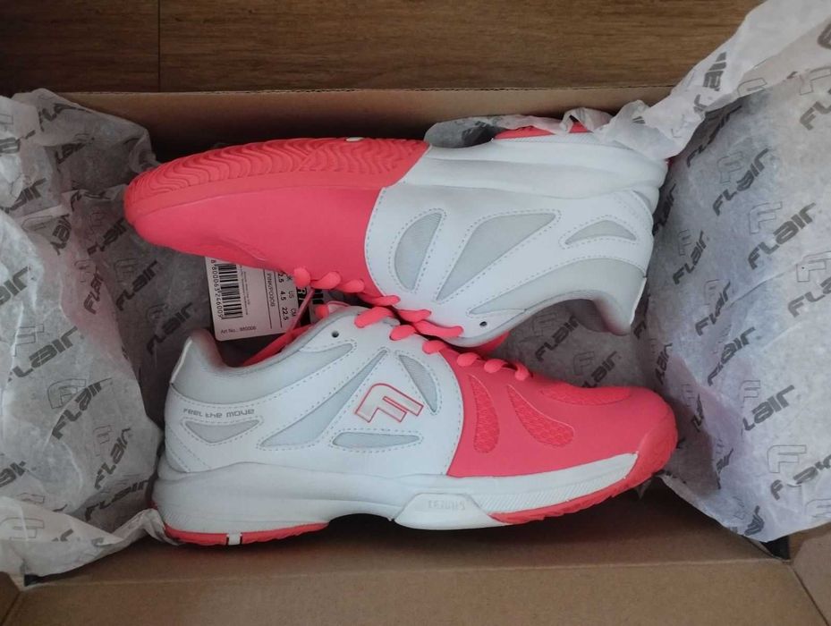 Чисто нови обувки за момиче