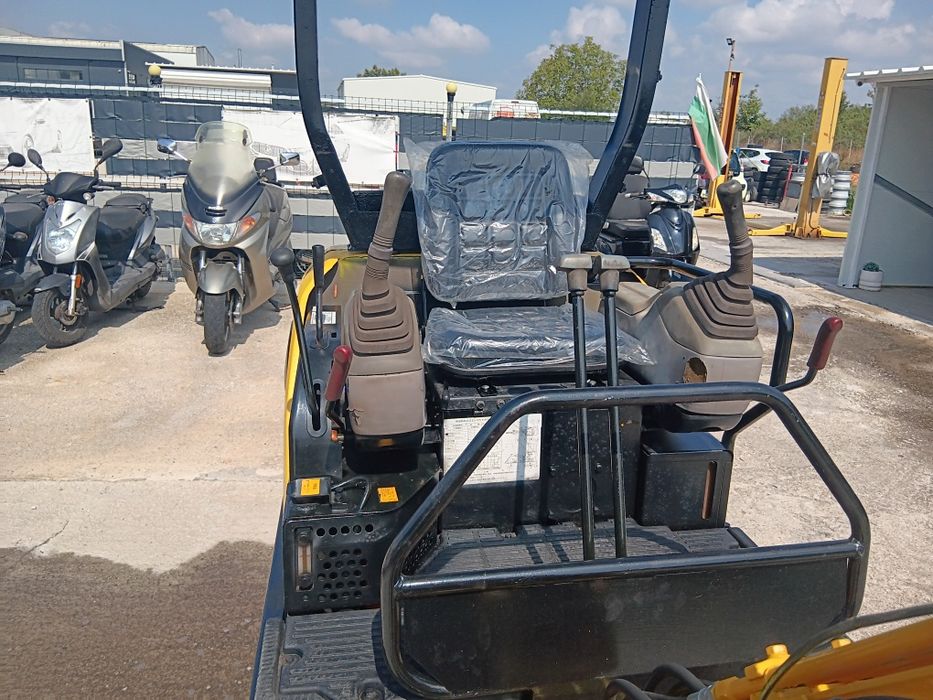 Мини Багер Hitachi 1.5 НА ИЗПЛАЩАНЕ