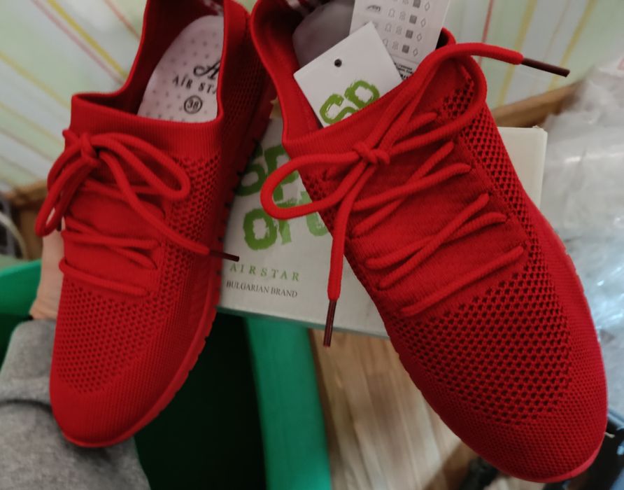 Червени маратонки