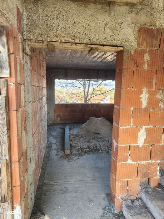 Ocazie. Casă la roșu(sau la cheie) – arhitectură rară, priveliste.
