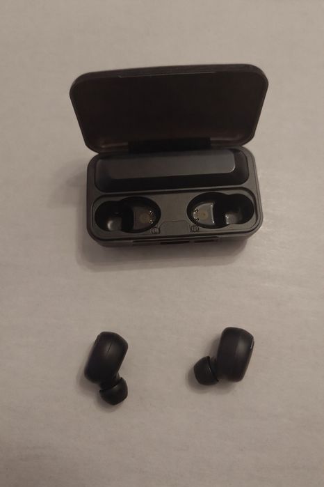 Безжични Bluetooth слушалки с зарядна кутия