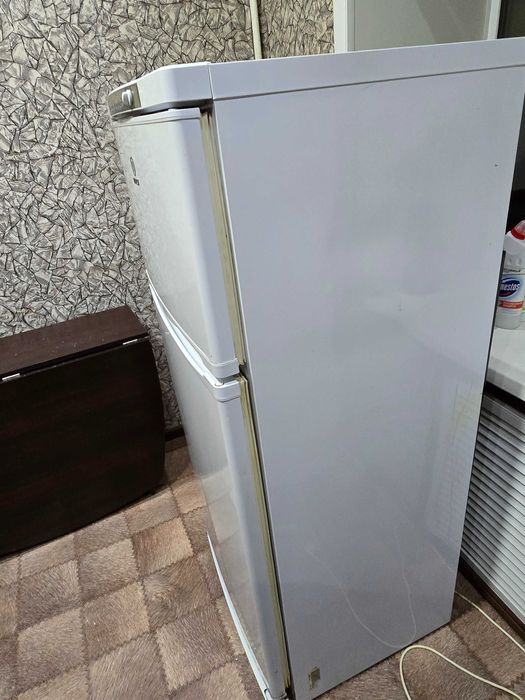 Холодильник indesit