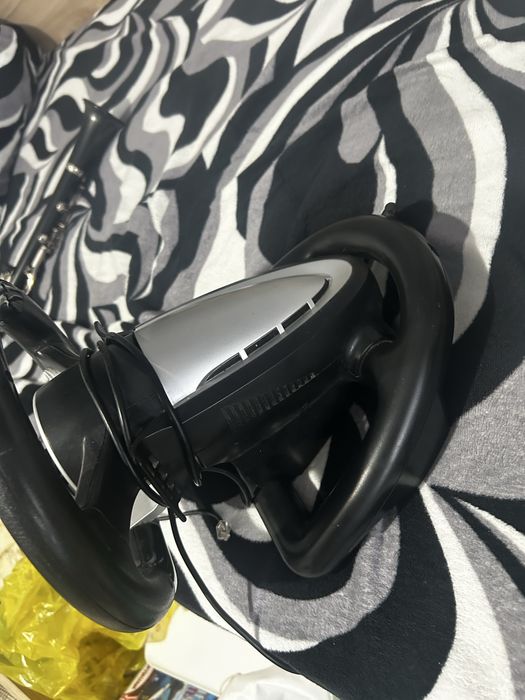 Volan gaming cu pedale