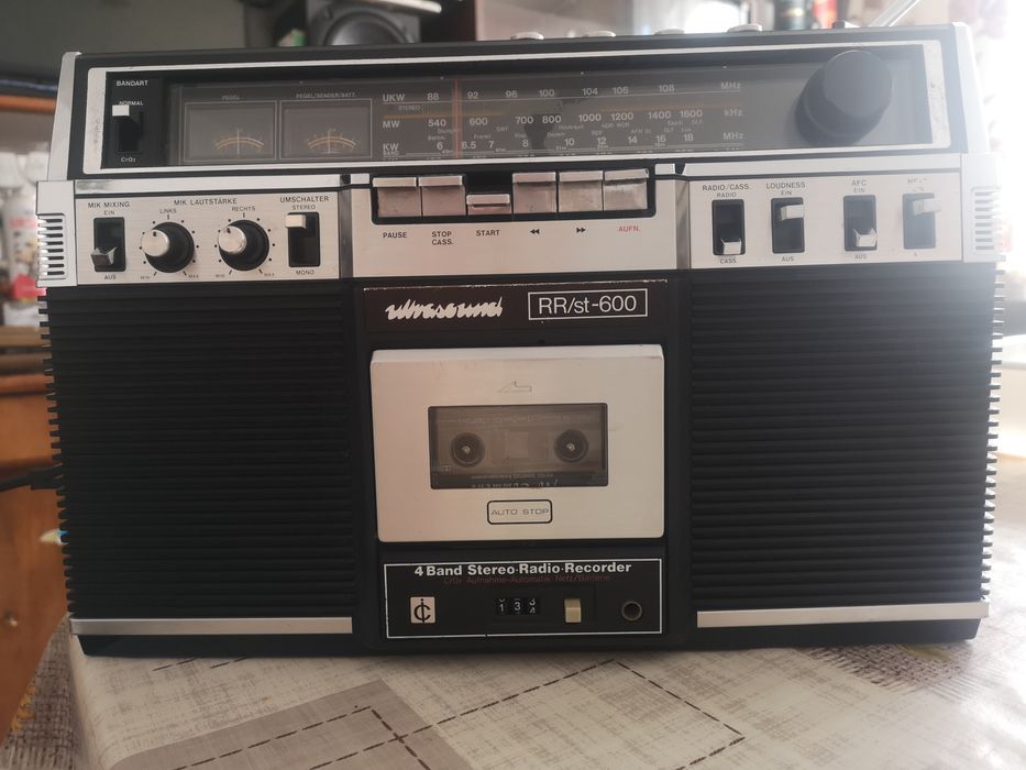 Продавам немски радиокасетофон