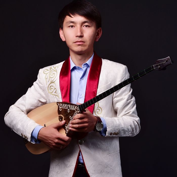 Тамада, шоумен, асаба, әнші, беташар