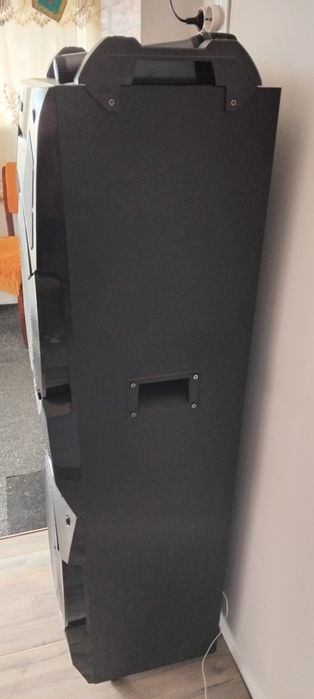 Vând boxa Akai în garanție.Negociabil