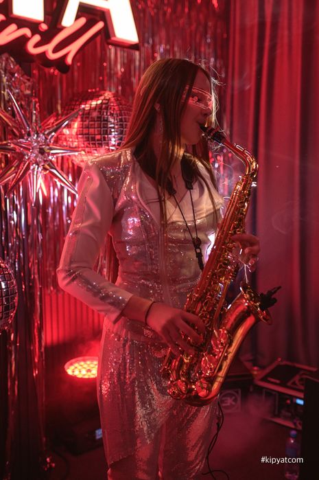 Саксофонист на праздник