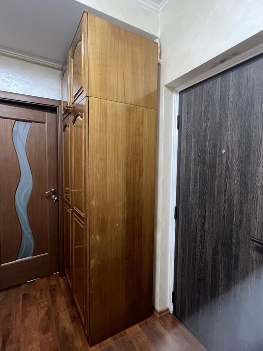 Dulap vinatge din lemn masiv de stejar auriu