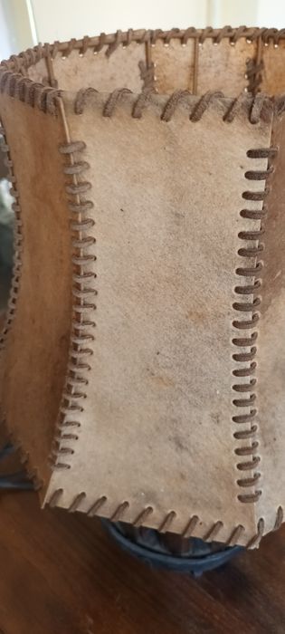 Lampa noptiera din lemn cu abajon din basica de vita starea bună