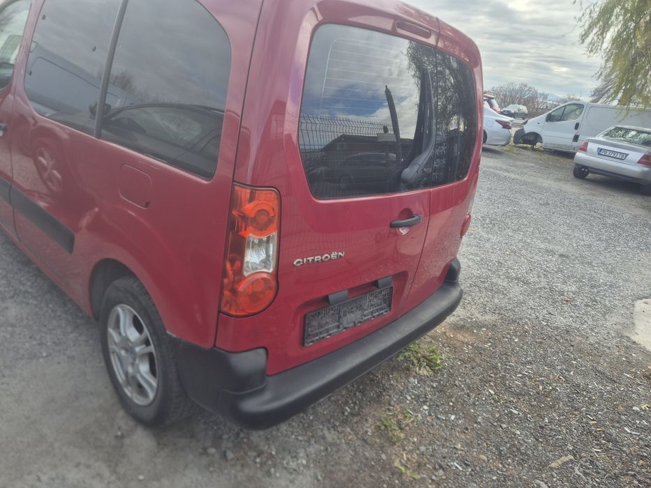 Автомобила е за части