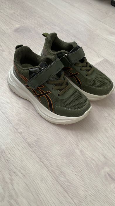 Продам детские кроссовки