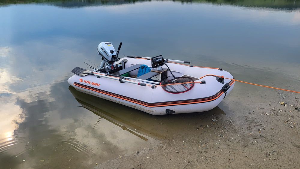 Barca gonflabilă cu motor