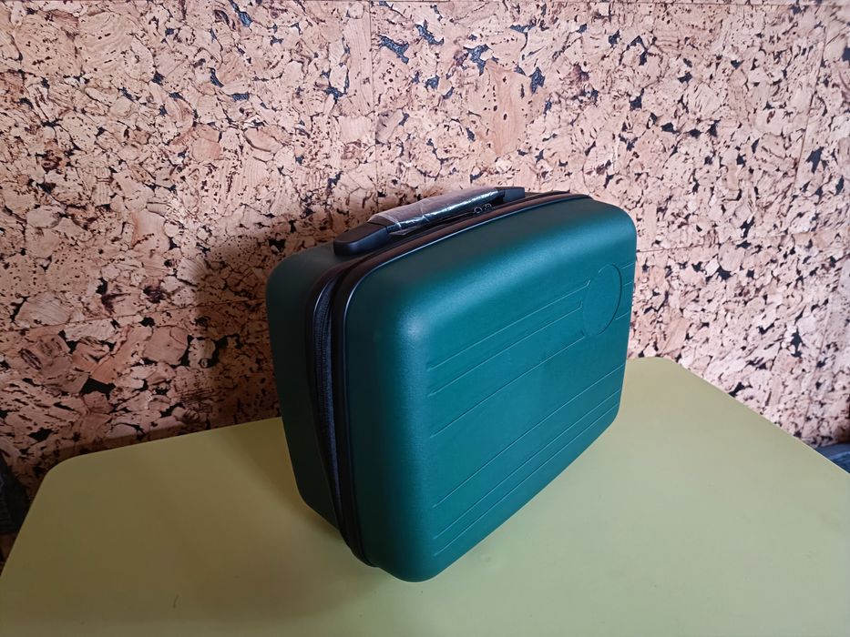 Чемодан красный и зеленый  новый