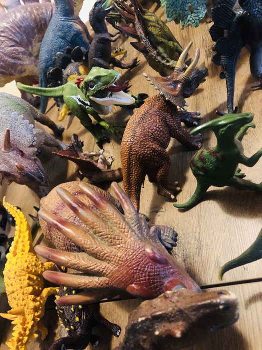 Лот Динозавти.