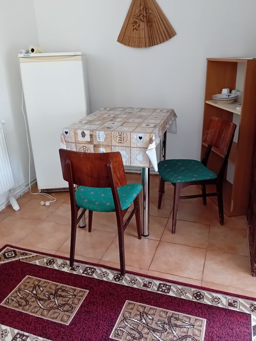 Închiriez cameră la curte