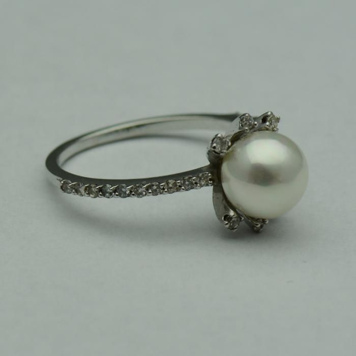 Inel cu perla si diamante cod 949