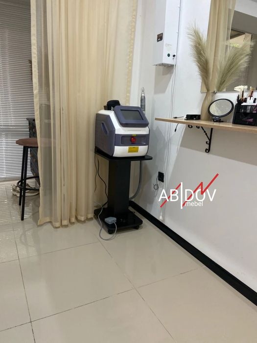 Этажерка ,  подставка , тумбочка на роликах для салона и косметолога.