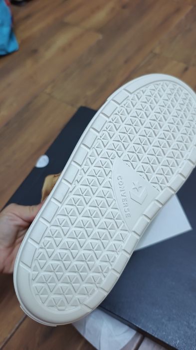 Tenisi imblaniti Converse noi