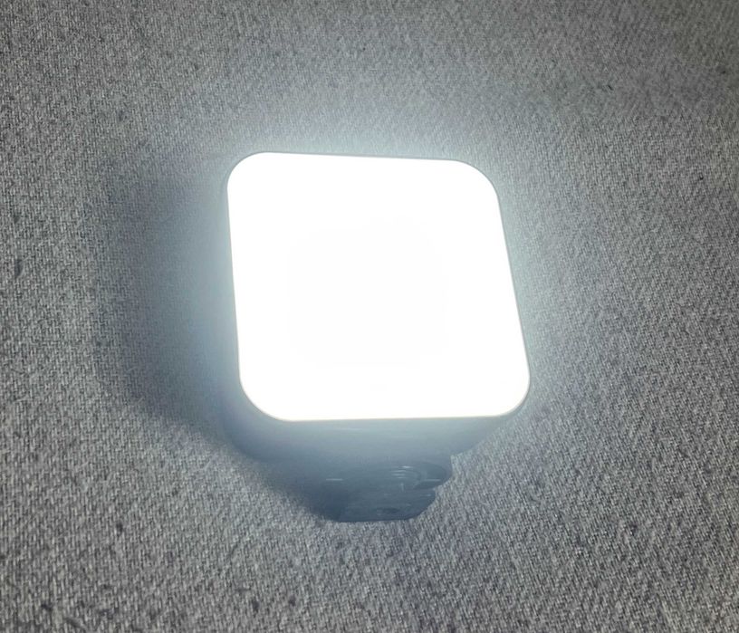 Lampa LED foto video compacta cu alimentare pe baterii AA reglabila