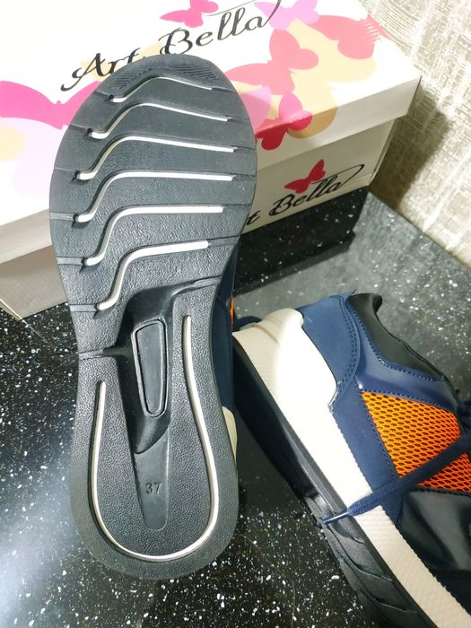 Кроссовки жен. Размер 37. Новые. Турция