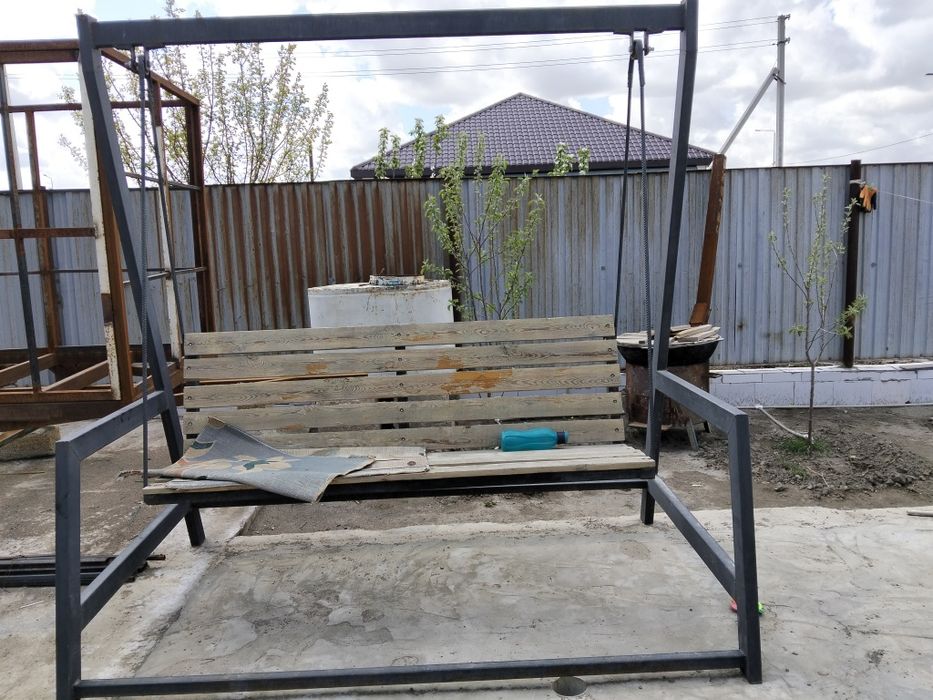 Тапчан. Качеля. Урна