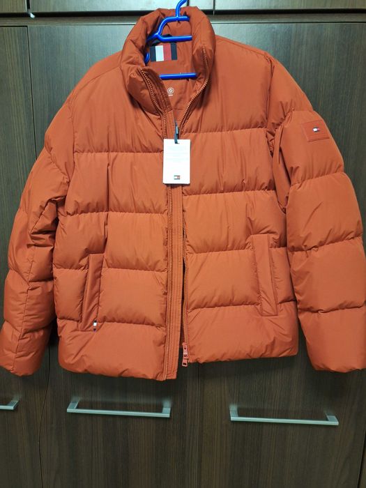 Vand geaca de iarna Tommy Hilfiger,nou nouta.