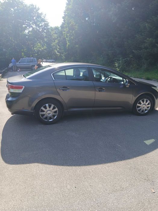Продавам Toyota Avensis