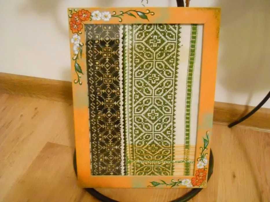 Decoratiuni tablou cu pictura manuala si broderi istorice
