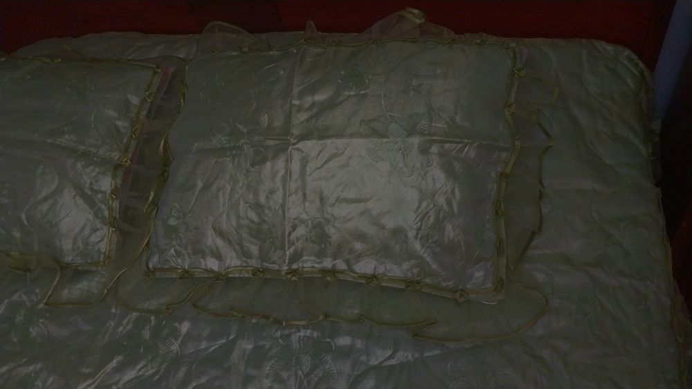 Новое покрывало с наволочками