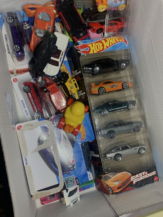 Продам коробку с машинками