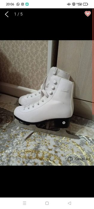 Коньки в белом цвете