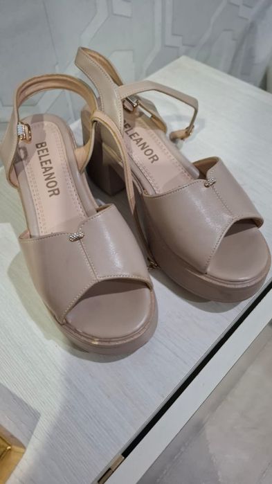 Продам босоножки