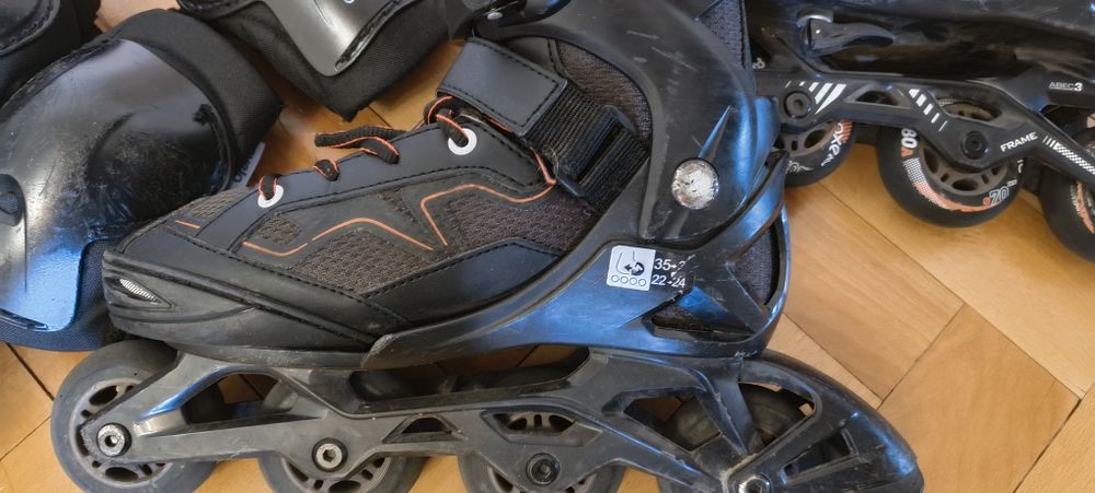 Vând role ajustabile + set protecție + cască 
Role cu