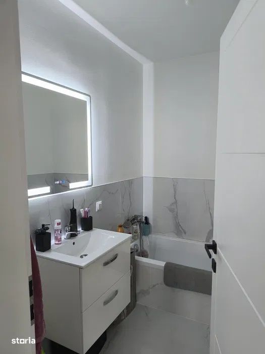 Apartament cu 3 camere, 71 mp, balcon, zona Teilor
