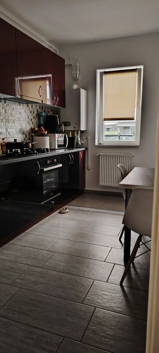 Vand Apartament cu 2 camere decomandat + Gradina 27 metri pătrați+ Loc de parcare