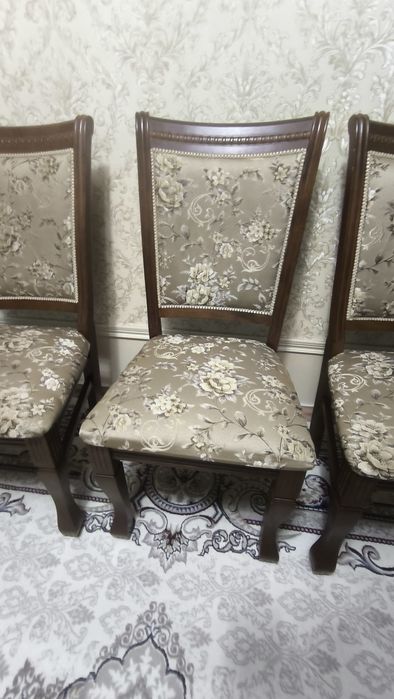 Tumbali shpon stol va stullar.