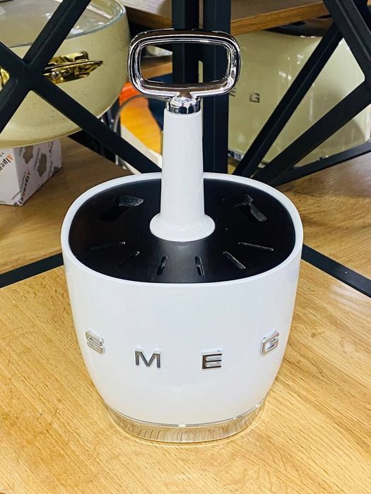столовых приборов Smeg Style в держателе