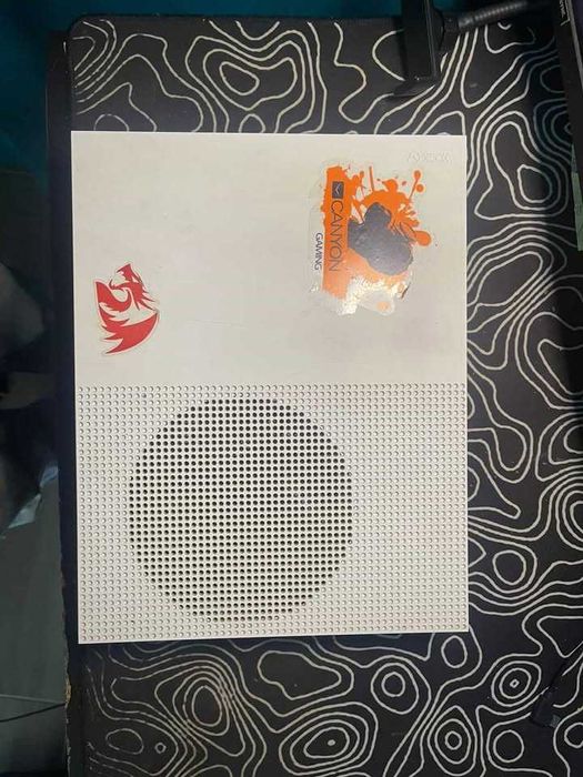 Продавам Xbox One S 1TB в добро състояние. <3