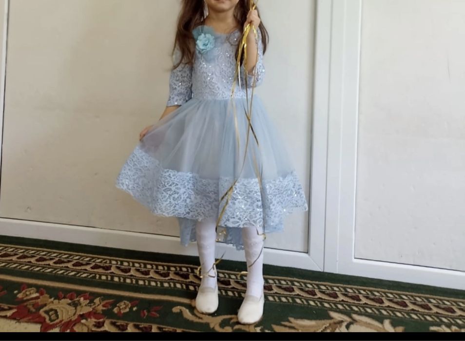 Голубое платье