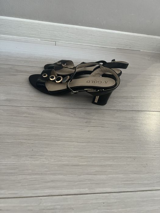 Продам обувь: ботильоны и босоножки